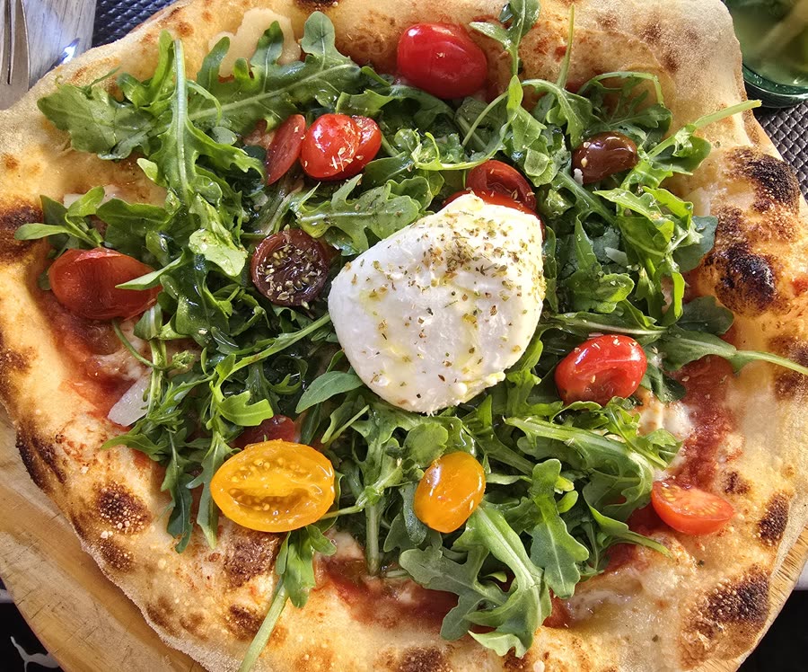 Pizza burrata, roquette et tomates cerises